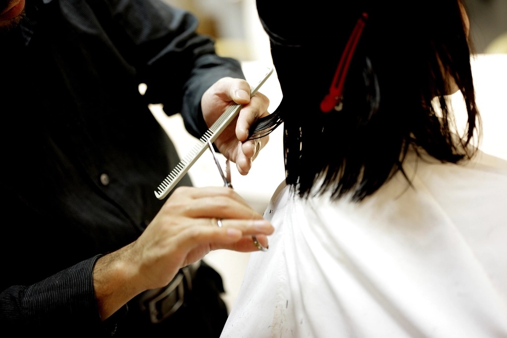 Corte de pelo con tijera y peine