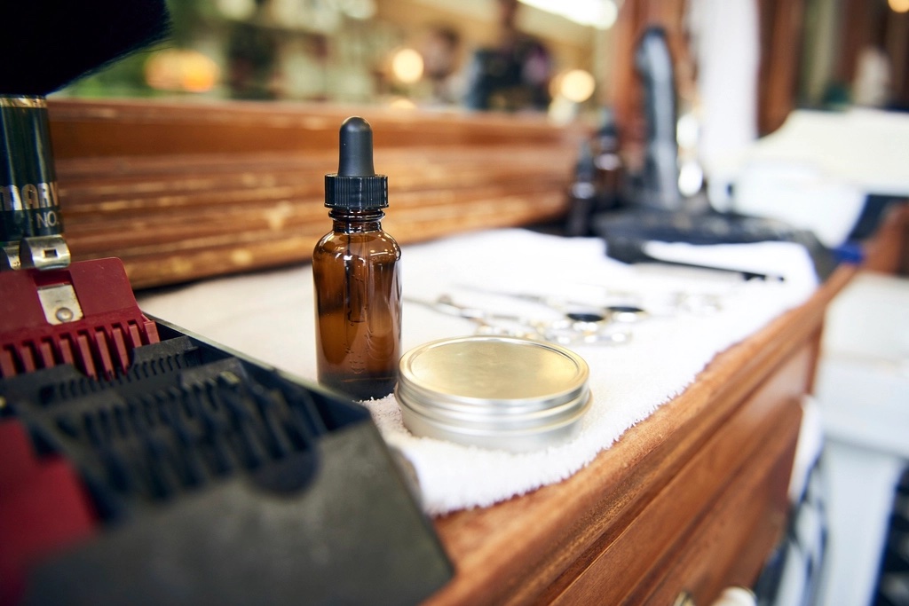 Productos para el pelo sobre el tocador